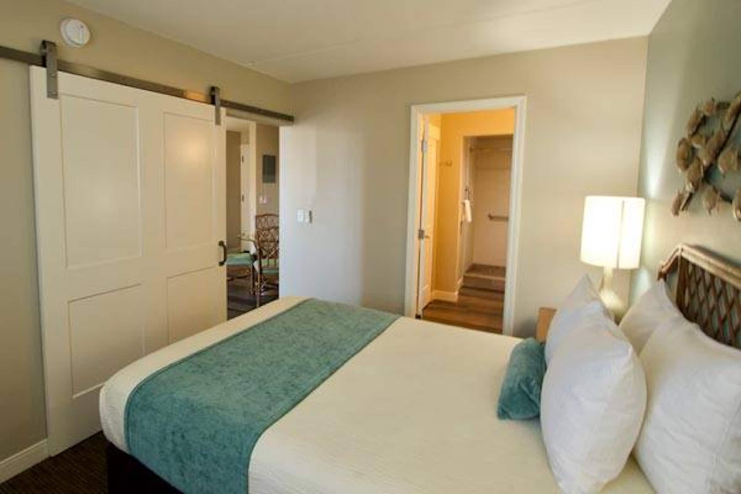 Condo in Honolulu · ★5.0 · 1 bedroom · 2 beds · 1 private bath - Image 24