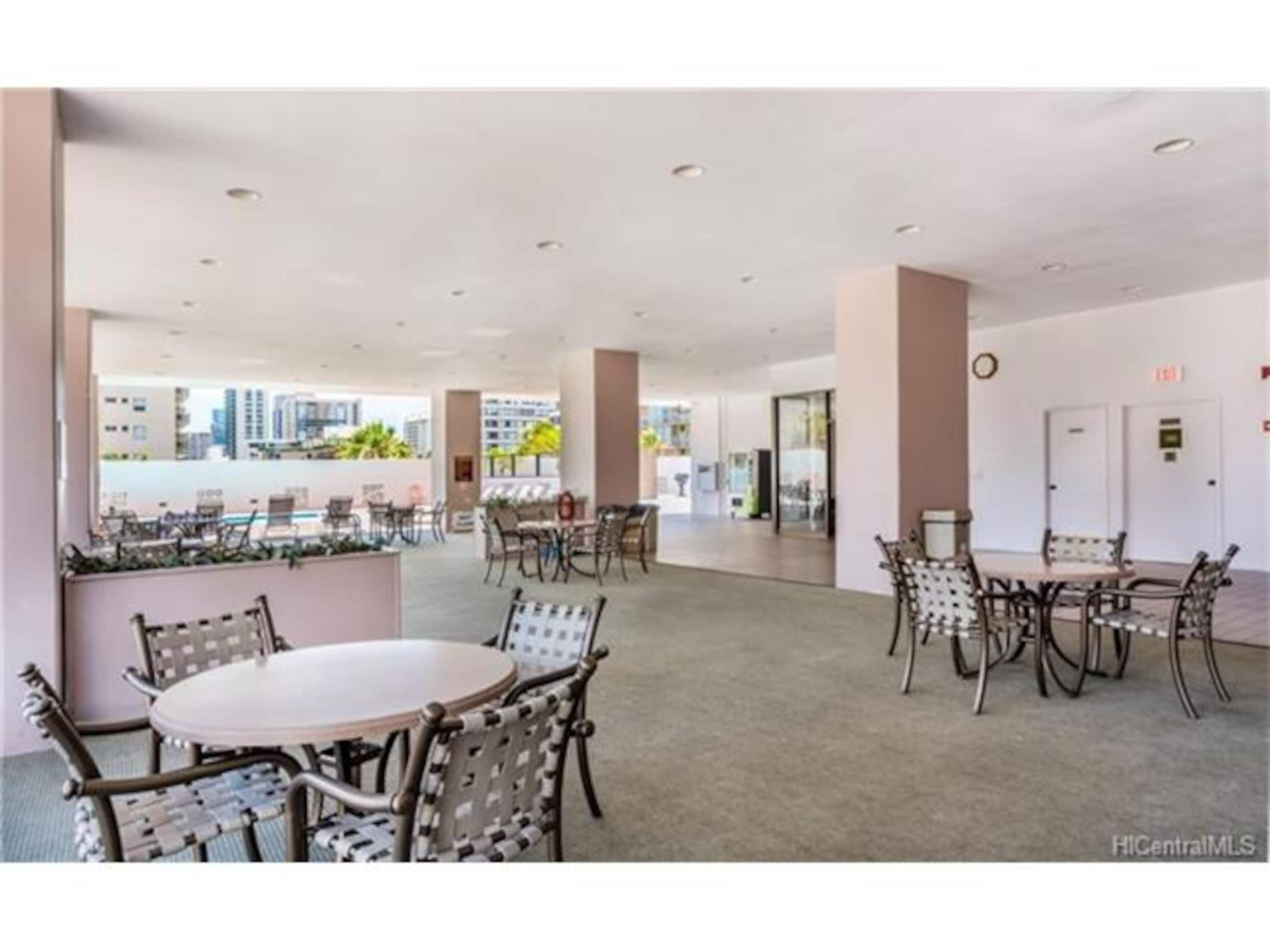Condo in Honolulu · ★5.0 · 1 bedroom · 2 beds · 1 private bath - Image 9