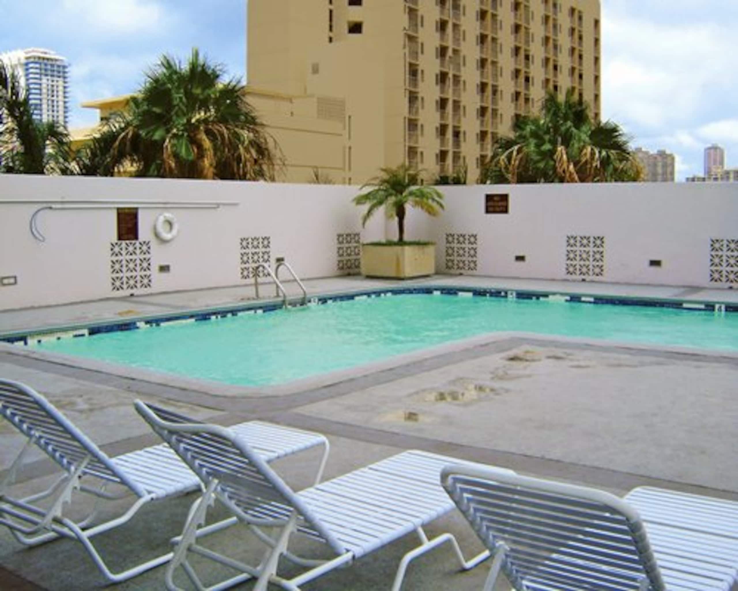 Condo in Honolulu · ★5.0 · 1 bedroom · 2 beds · 1 private bath - Image 14