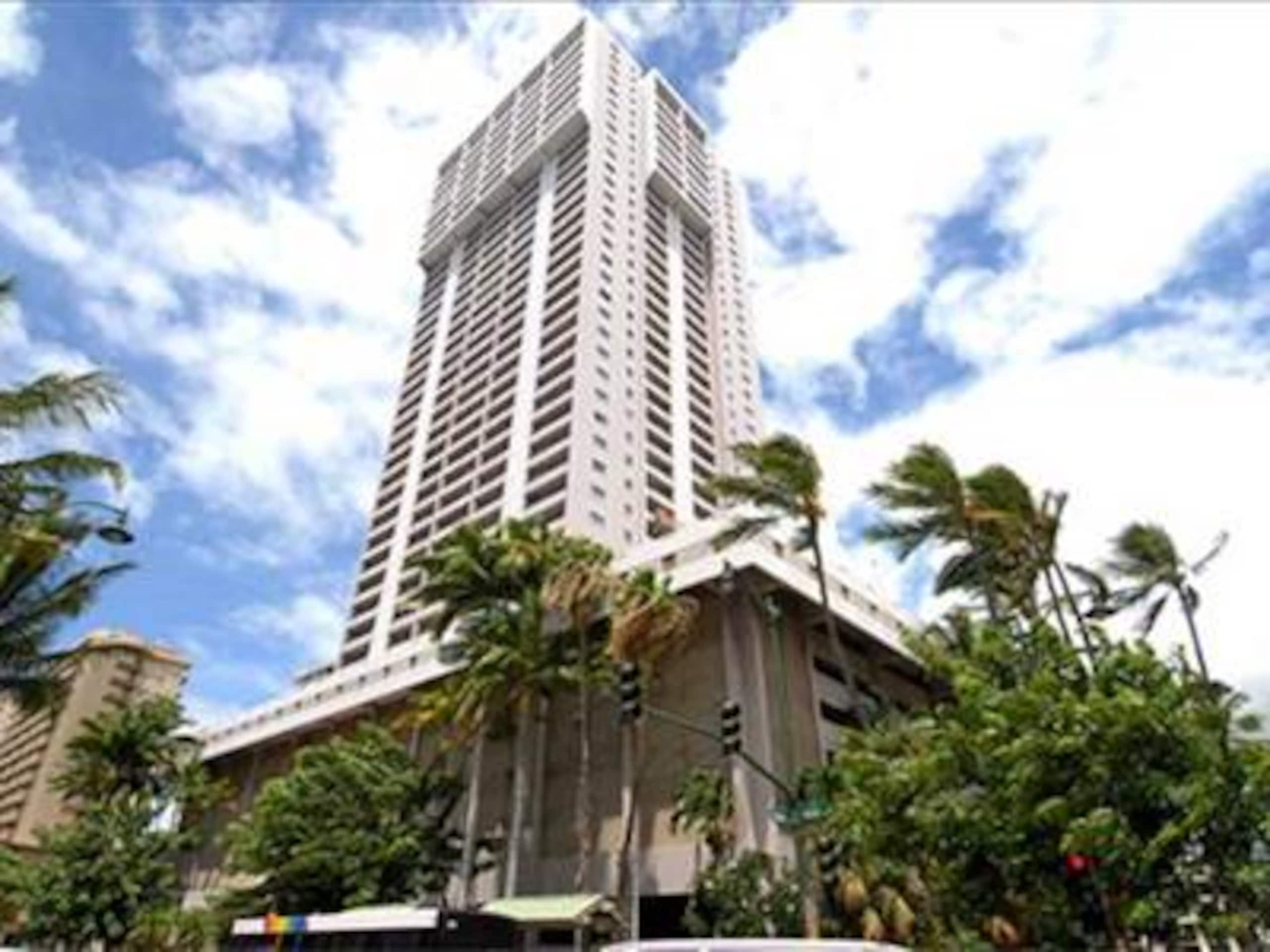 Condo in Honolulu · ★5.0 · 1 bedroom · 2 beds · 1 private bath - Image 18