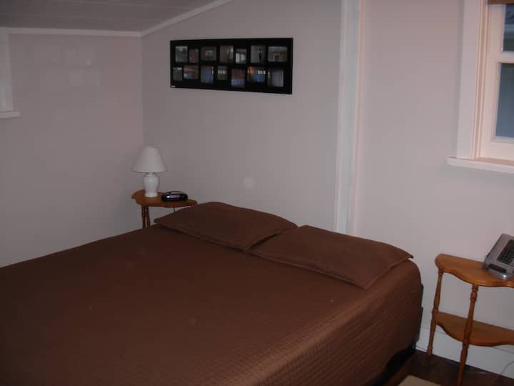 เตียงควีนไซส์ในห้องนอน 