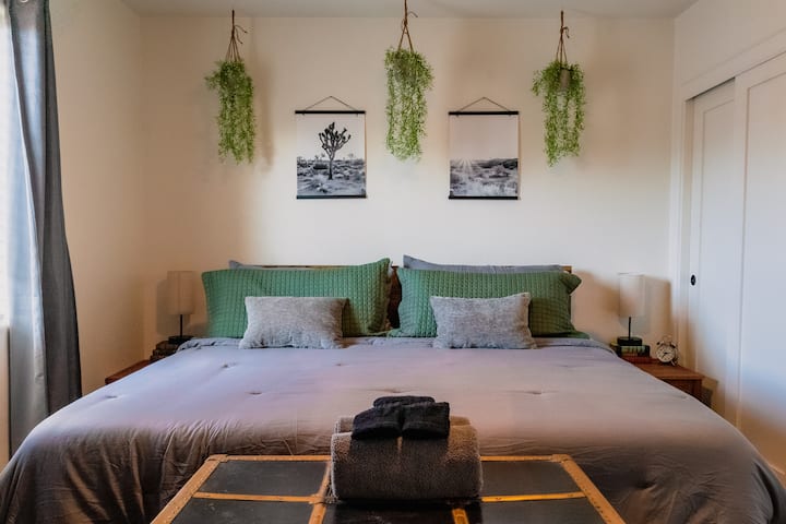 Izba One hostí šialene pohodlnú posteľ veľkosti s hybridným matracom. 