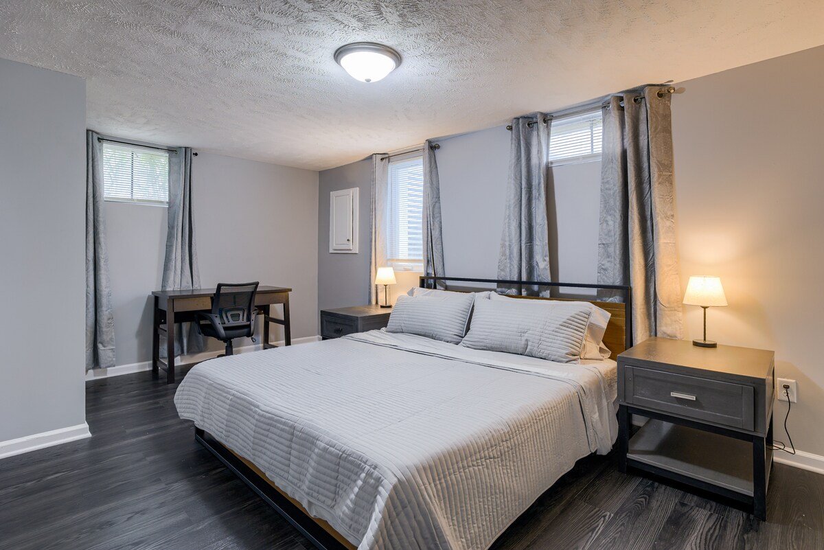 تحتوي غرفة النوم الرئيسية في الطابق السفلي على مرتبة ميموري فوم مقاس 12 بوصة وستائر معتِّمة ووقفين لليلتين وتلفزيون روكو مقاس 43 بوصة للاسترخاء. تحتوي هذه الغرفة أيضًا على مساحة عمل مخصصة مجهزة بكرسي دوار مريح لمزيد من الراحة.