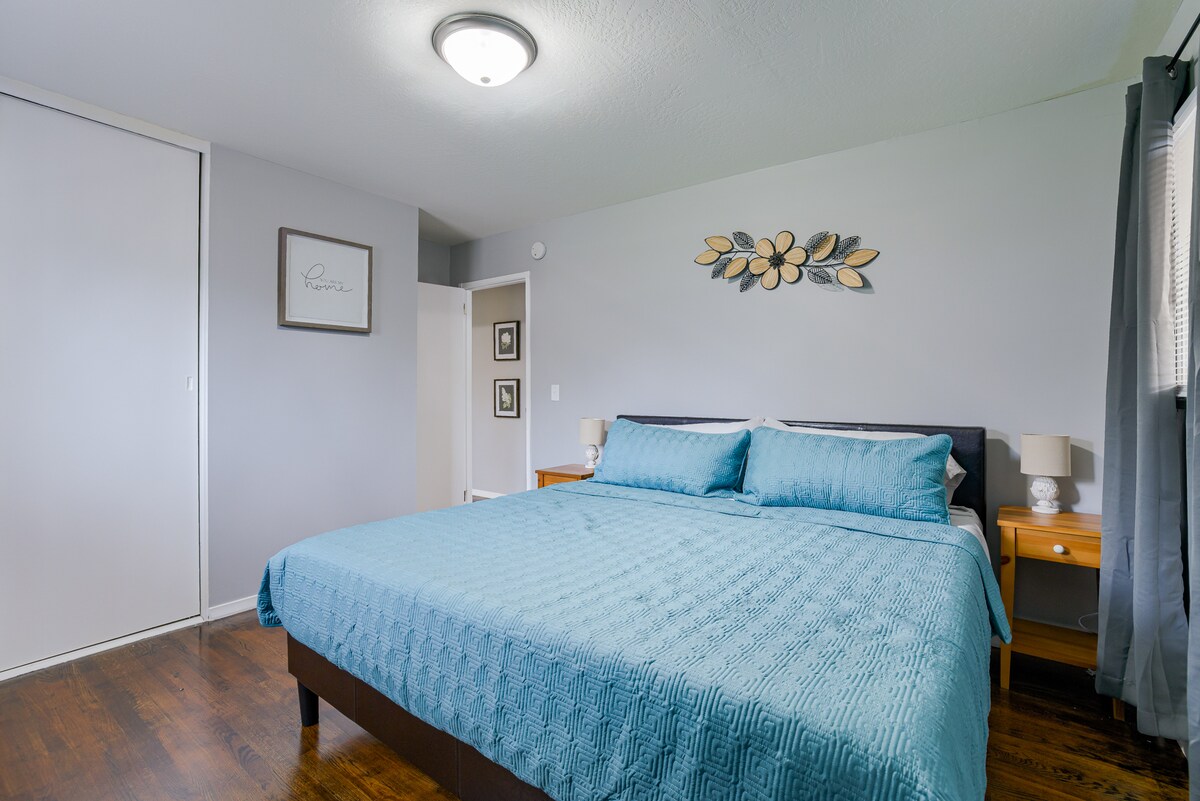 تحتوي غرفة النوم الأساسية على مرتبة ميموري فوم بحجم 12 بوصة بحجم كينغ، وستائر تعتيم، ومنصات ليلتين، ورف أمتعة، وتلفزيون روكو 43 بوصة للاسترخاء في نهاية المطاف.