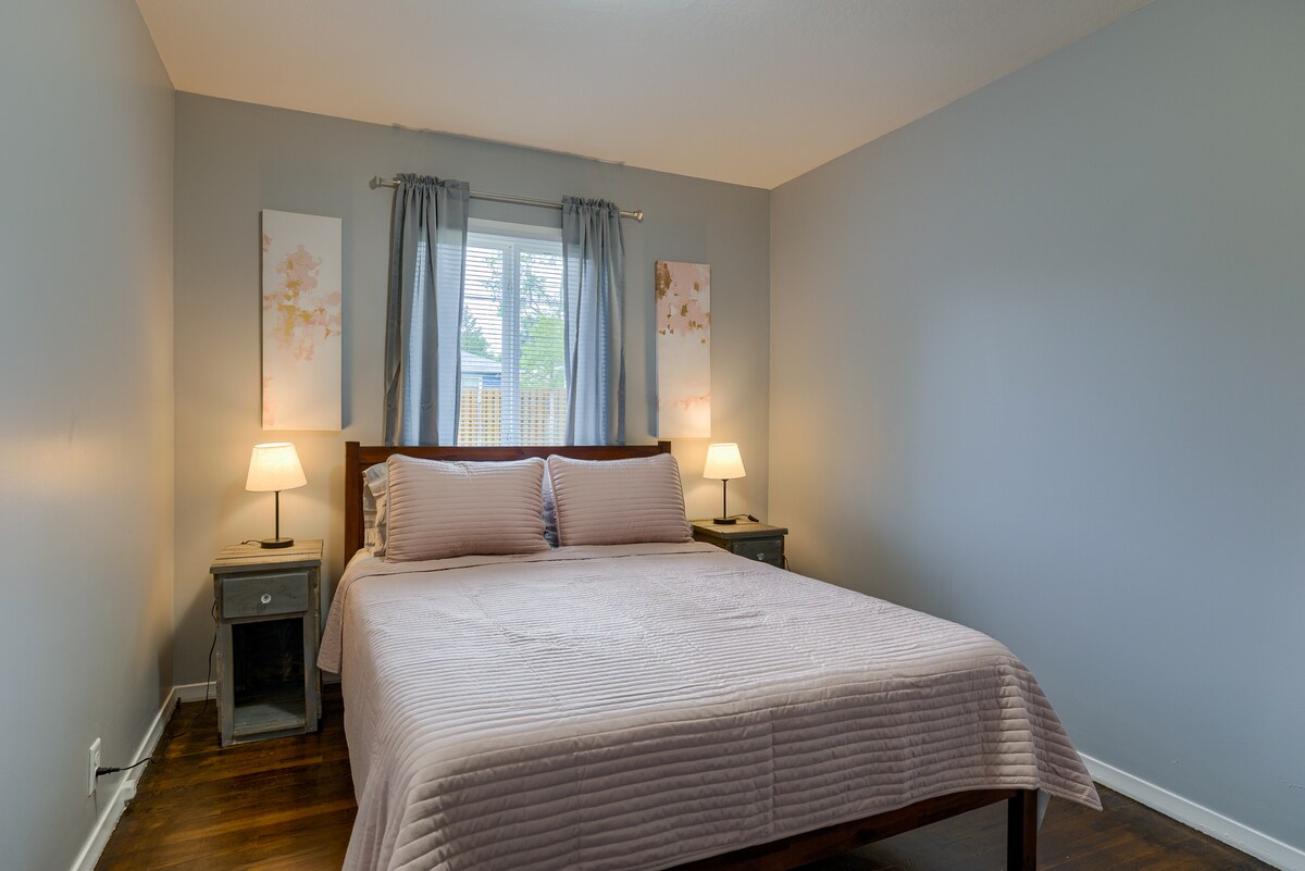 تحتوي غرفة النوم الثالثة على مرتبة ميموري فوم بحجم 12 بوصة ، ووقفين لليلتين وستائر معتِّمة لقضاء ليلة رائعة. تحتوي هذه الغرفة أيضًا على مساحة عمل مخصصة مع كرسي مكتب مريح.