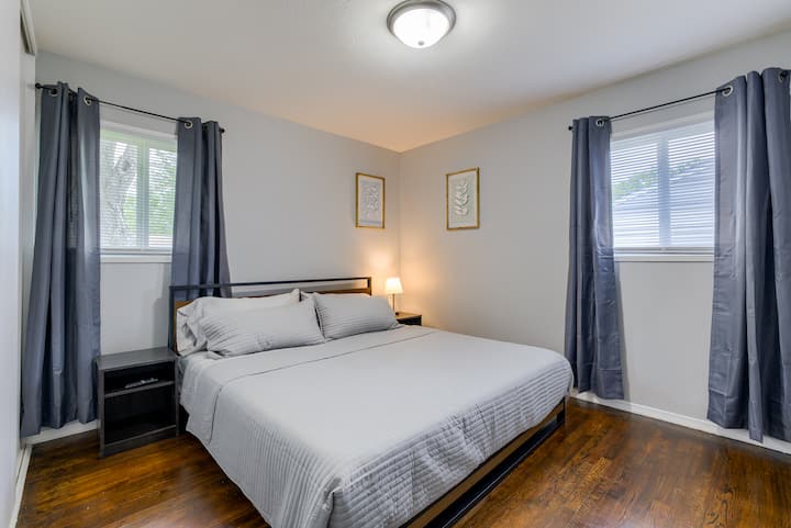 Chumba cha kulala cha pili kina godoro la ukubwa wa povu la kumbukumbu la inchi 12, mapazia ya kuzima, stendi mbili za usiku, rafu ya mizigo na 43 katika televisheni ya Roku kwa ajili ya mapumziko ya hali ya juu.