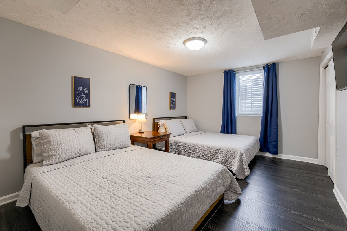 تتميز غرفة النوم الثانوية لدينا بمراتب بحجم كوين بحجم 12 بوصة، وستائر تعتيم، ومنضدة ليلية، ورف أمتعة وتلفزيون روكو 43 بوصة للاسترخاء في نهاية المطاف.