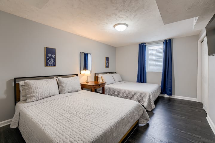 Chumba chetu cha kulala cha pili kina magodoro mawili ya malkia wa povu la kumbukumbu ya inchi 12, mapazia ya kuzima, stendi ya usiku, rafu ya mizigo na televisheni ya inchi 43 ya Roku kwa ajili ya mapumziko ya hali ya juu.