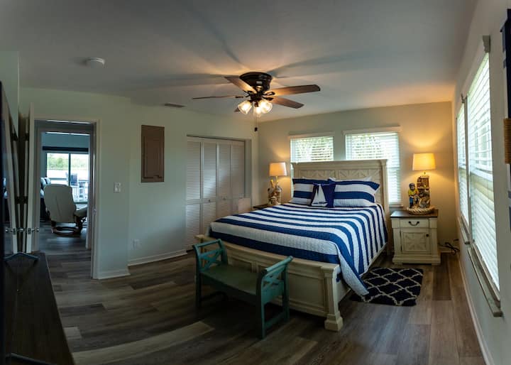 Spálňa pre hostí - manželská posteľ, skriňa, 55-palcová televízia