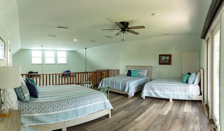 Loft - 2 manželské postele Queen a manželská posteľ, skriňa