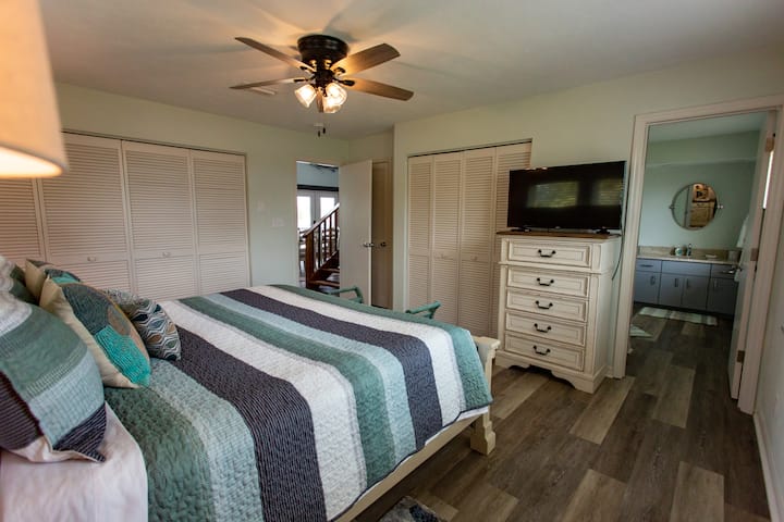 Hlavná spálňa - manželská posteľ King, komoda, televízor, práčovňa