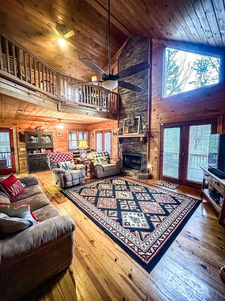 Cozy Mountain Bliss: King Suite, Games & Firepit! - Ellijay, GA