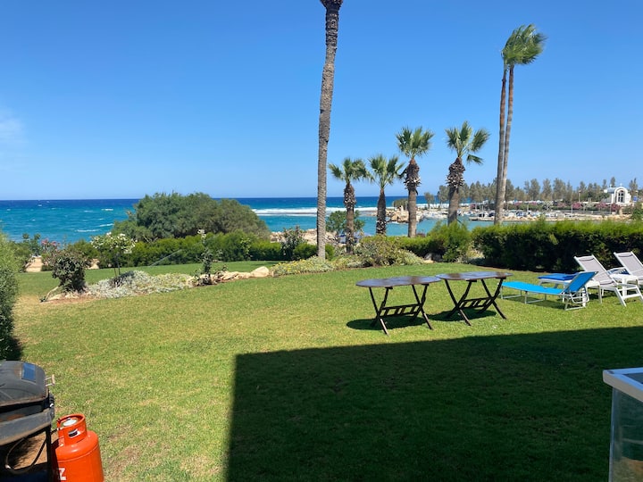 The Seaside Lawn 
La Pelouse by the Sea