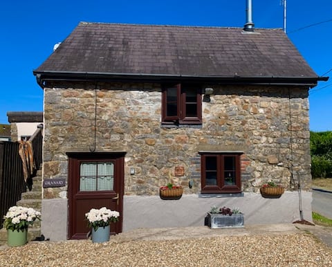 Granary- Cheerful cottage with indoor log burner