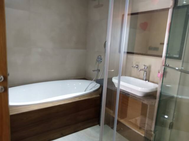Bathtub suite in a 4 ⭐ hotel at Anjuna Vagator