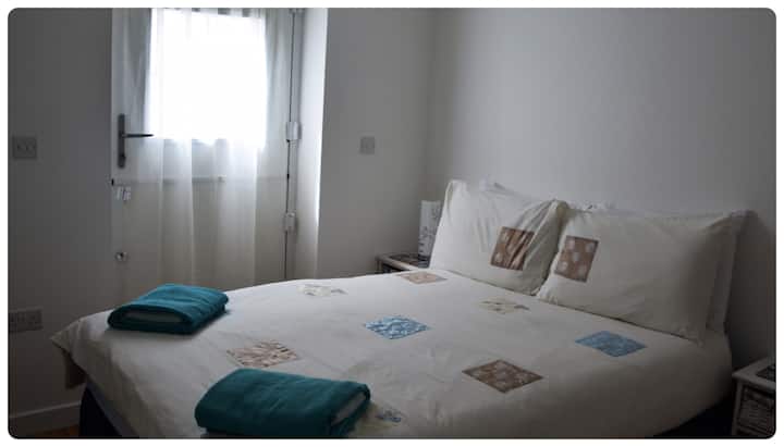 Dormitorio: doble con ventana a la parte trasera.