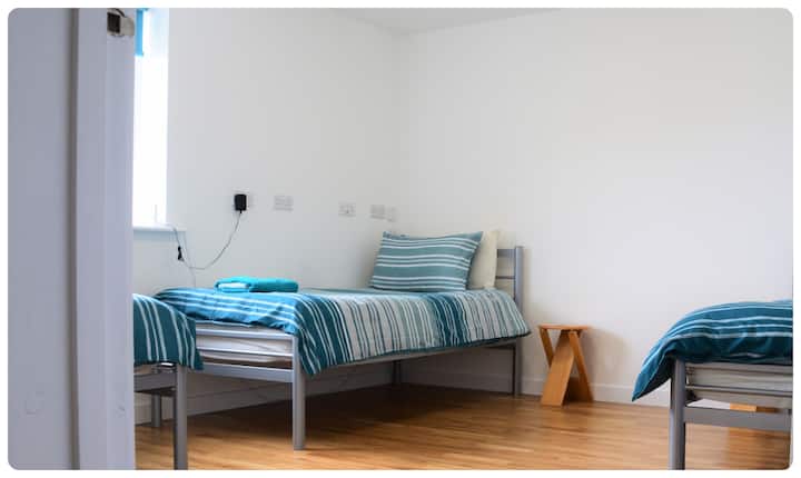 Dormitorio de abajo: triple... es decir, 3 camas individuales con ventana orientada a la parte delantera.