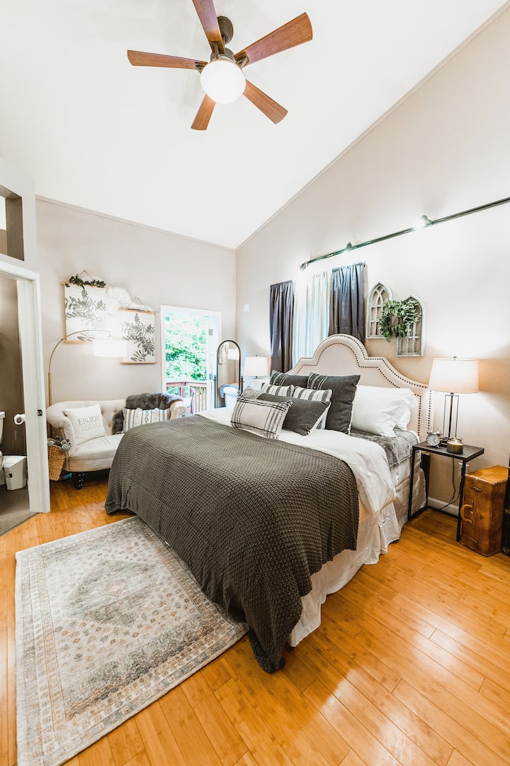 King bed and twin roll away in closet.
