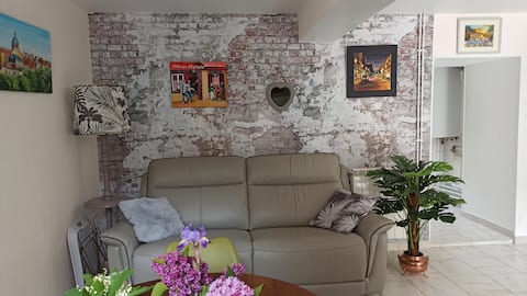 Vermenton: Pleasant townhouse,