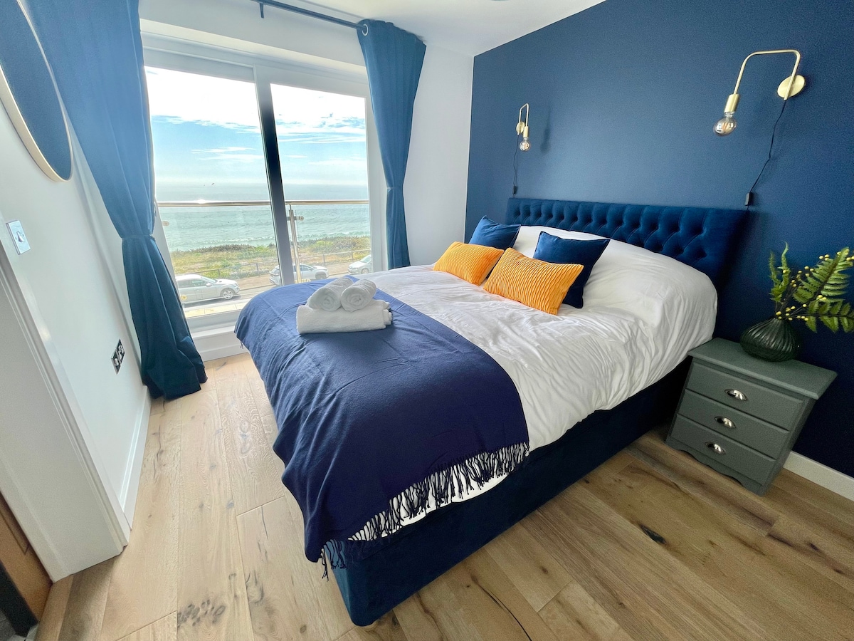 Huvudsovrum med fantastisk havsutsikt och eget badrum.