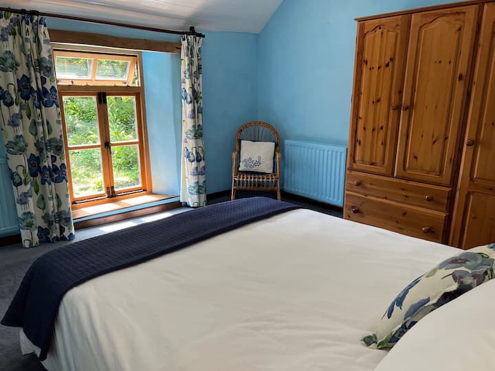 ห้องนอนที่ 4 สีฟ้าพร้อมเตียงคิงไซส์