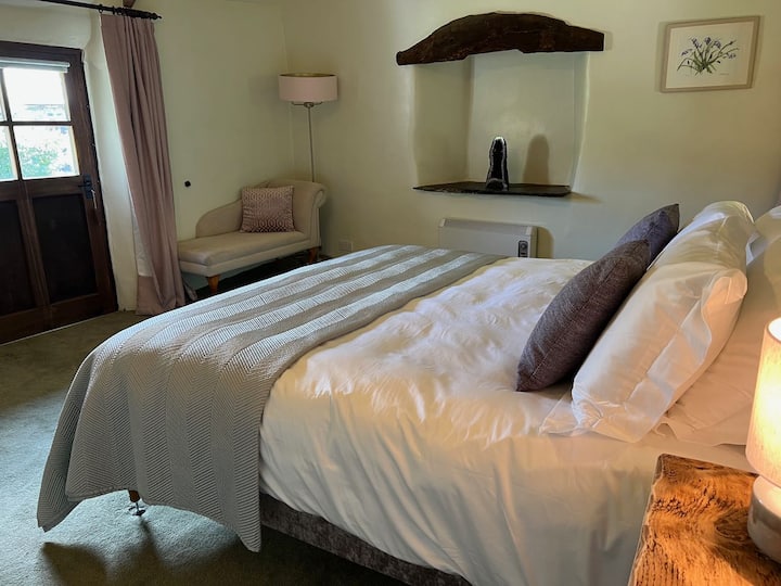 ห้องนอนใหญ่มีทางเข้าสวนผ่านประตู