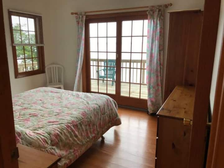 Chumba cha kulala cha 1 - Chini; kitanda cha malkia