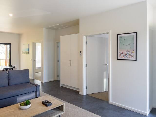 Deluxe Two-Bedroom Apartment Close to Town Center gallery image 4