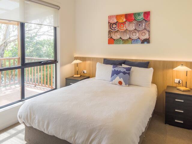 Deluxe Two-Bedroom Apartment Close to Town Center gallery image 2