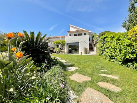 Successful Airbnb property: Cozy apartment near the sea in Sausset Les Pins