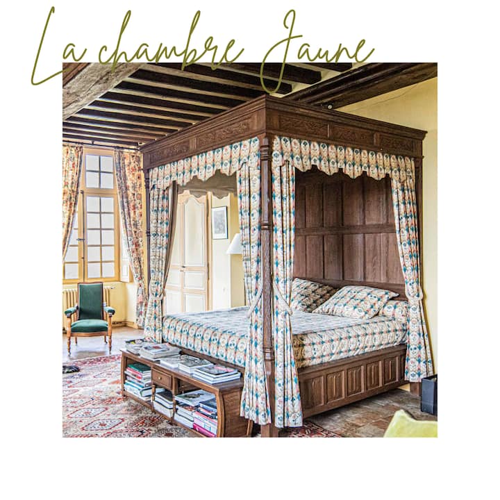 „La chambre jaune“, თუ ის უნიკალური ბალდაჩინის საწოლია, დომენზე შესანიშნავი ხედი იშლება. Საკუთარი ვესტიბიულის, სააბაზანოსა და უნიტაზების მეშვეობით თქვენ მიიღებთ საკუთარ ბინებს სახლში.
