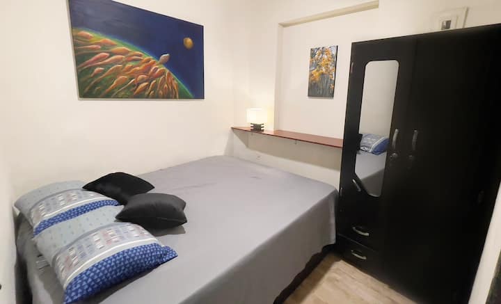 kitanda cha kitanda chake aina ya kitanda cha malkia, kabati na salama kidogo ya mbao ndani. 