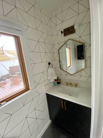 Central Austin with a Pool—8 Min Uber to Downtown gallery image 5