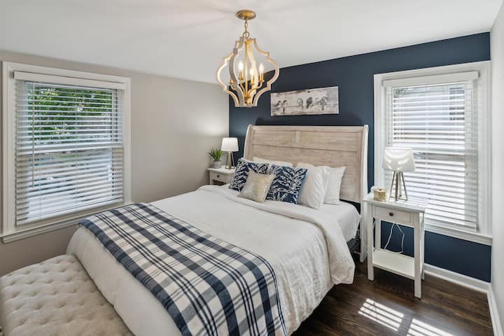 Habitación 5: cama tamaño queen, hermosa vista del segundo piso del enorme patio trasero con hamaca y chimenea. Todas las habitaciones incluyen un bloque de carga en cada mesa lateral que incluye un cargador automático en la parte superior para tu comodidad.
