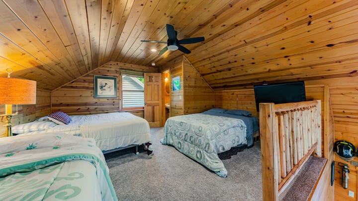 Ლოფტის საძილე კვარტლები.  ნახევრად სააბაზანო მდებარეობს აქ.