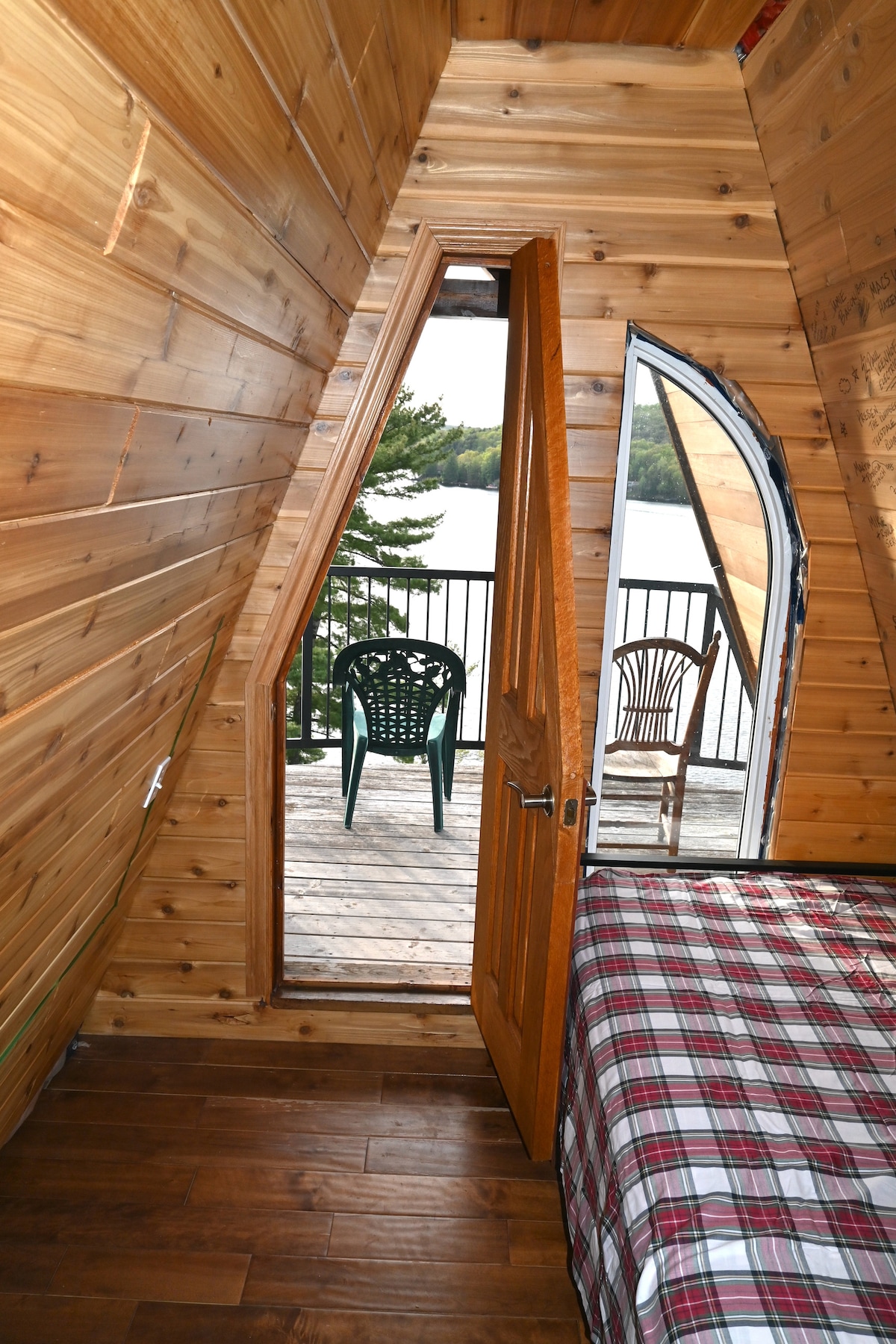 Საძინებელი ლოფტით