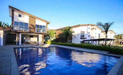 Cozy Condo w/pool near airport.