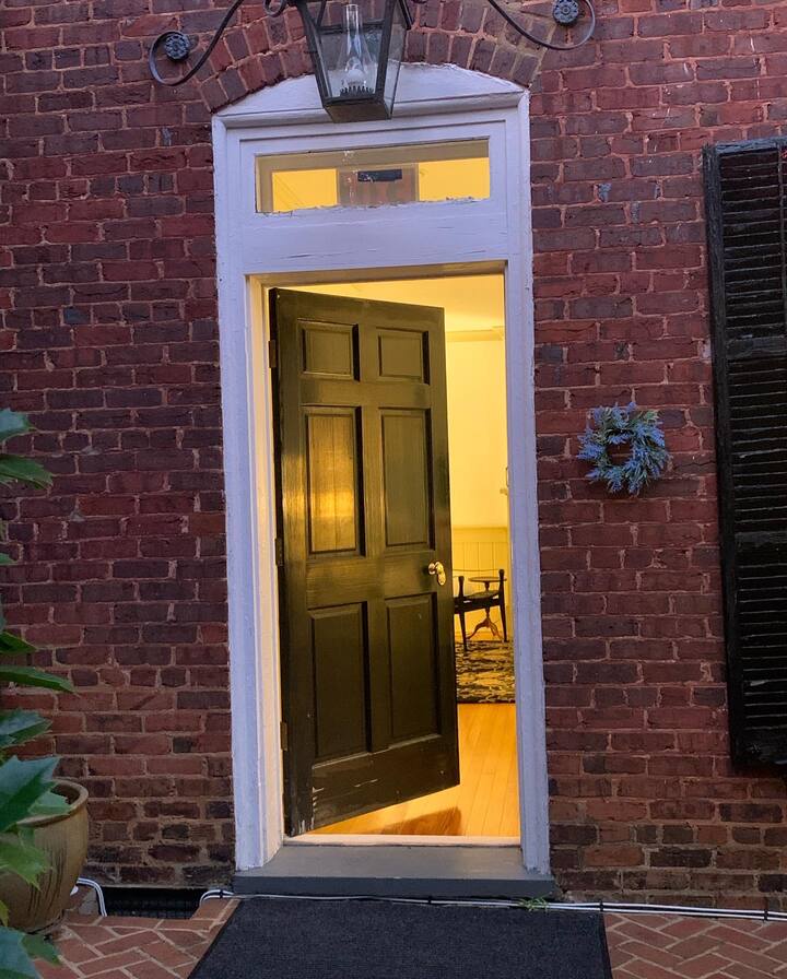 Private Apt in prestigious historic home downtown Guest suites for