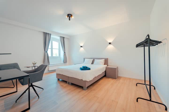 غرفة نوم 1 مع مساحة عمل وحمام ملحق