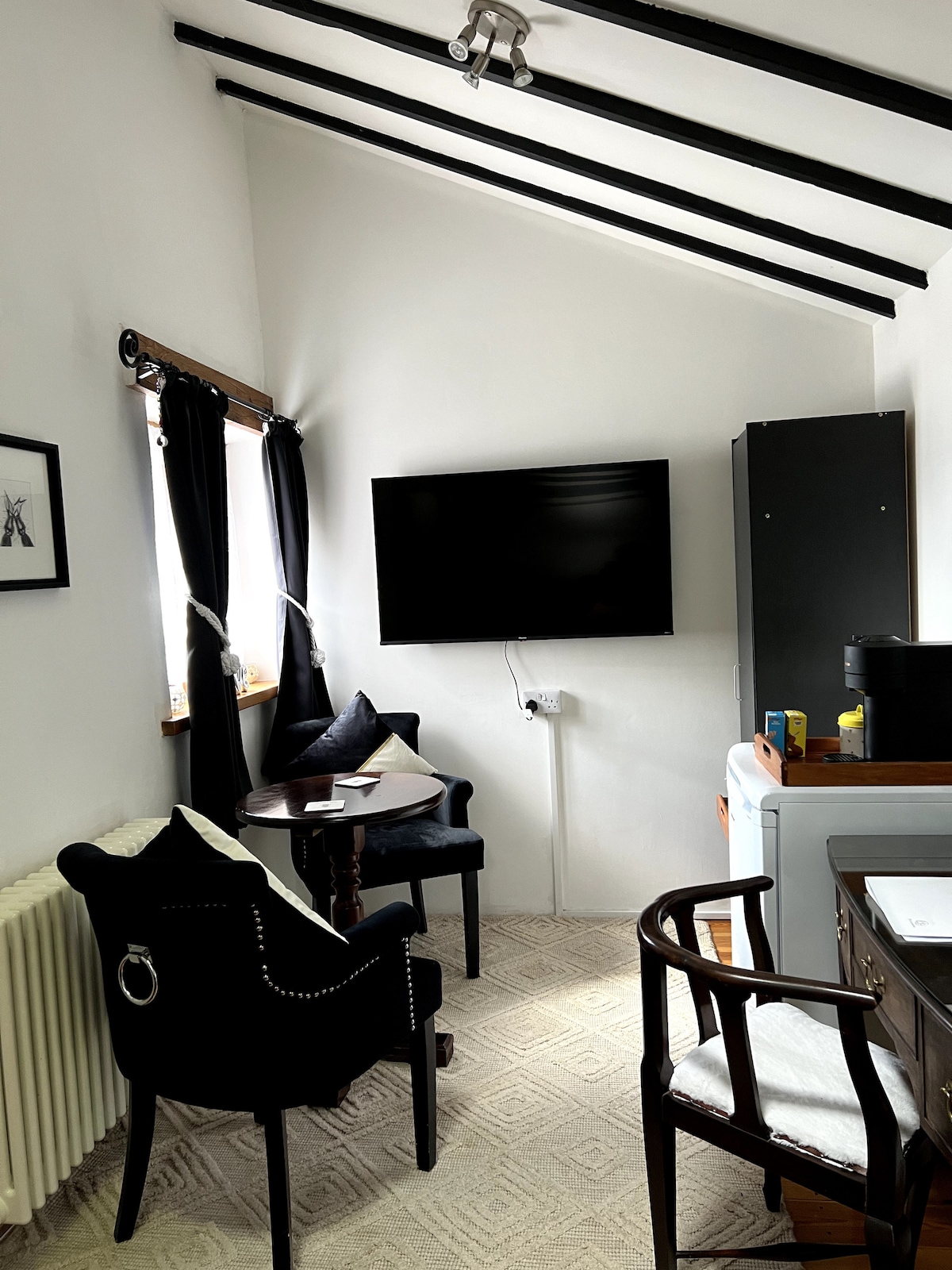 საერთო სივრცე ტელევიზორით, რომელზეც ხელმისაწვდომია Sky, Prime, Disney+, Paramount+ და Netflix.