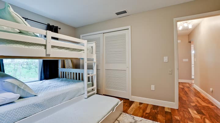 Family-Friendly Fun: Treat your little ones to an exciting stay in our kids' room, complete with a bunk bed featuring a pullout mattress for added comfort and convenience.