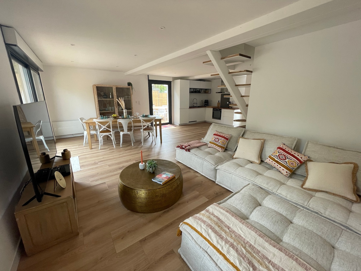Top performing Airbnb: 3-bedroom apartment, 100 m2 with 80 m2 terrace, ocean 300 m away in Mimizan