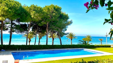 Exclusive apartment with an oceanfront swimming pool