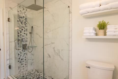 Cottage on Main - Cheerful 2 brm home w/ parking.