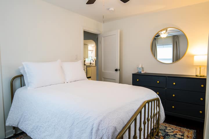 غرفة النوم 2.
تحتوي غرفة النوم هذه على سرير بالحجم الكامل وخزانة ملابس وخزانة ملابس. كما نوفر لك رفوف الأمتعة لتخزين متعلقاتك أثناء إقامتك.