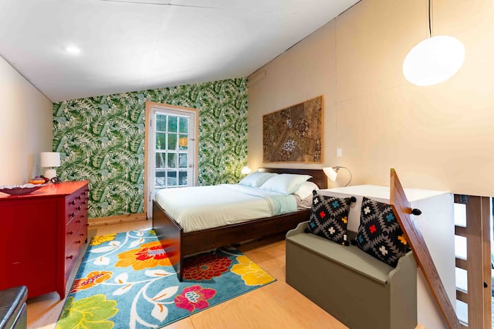 غرفة نوم رئيسية بسرير بحجم ملكي وخزانة ملابس