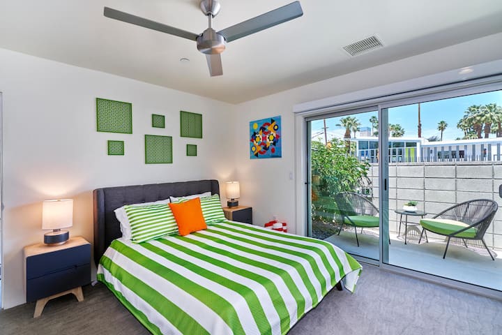 Second Bedroom (queen), with a tribute to Adrian Pearsall, famous mid-century furniture designer (and your host 's father). Klizači do privatne terase s pogledom na bazen.