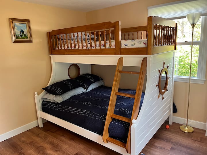 Საძინებელი ორსართულიანი საწოლით (დედოფალი ქვედა ნაწილში, ორადგილიანი ზედა ნაწილში), ნიჟარითა და კარადის ზომის უნიტაზით/საშხაპით.  Გაითვალისწინეთ, რომ საშხაპის სივრცეს აქვს დაბალი, დახრილი ჭერი.