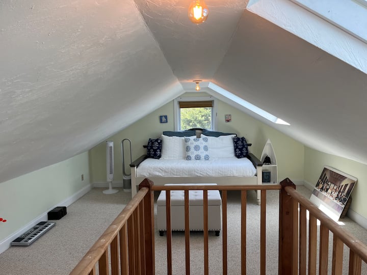 Დაასრულეთ სხვენი ორდღიანი საწოლით და სათამაშოებით სავსე ოსმალეთით ან დაუკარით ფორტეპიანოს კლავიატურაზე!  Ორი ვენტილატორი უზრუნველყოფს კომფორტს ან/და გახსნის ორ თხილამურს.