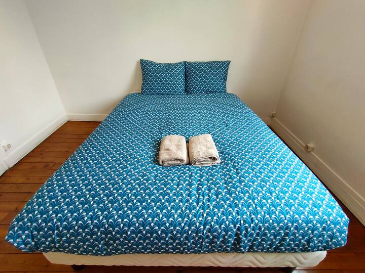 Quarto 2 com confortável cama de casal